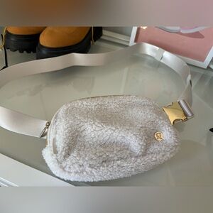 Lululemon Sherpa belt bag